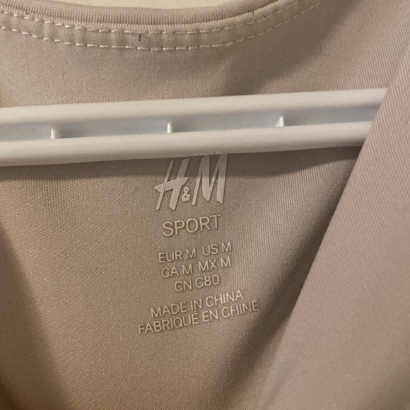 *3 for $20* Medium Waist-Length Sports Bra with Removable Pads from H&M - Picture 2 of 2